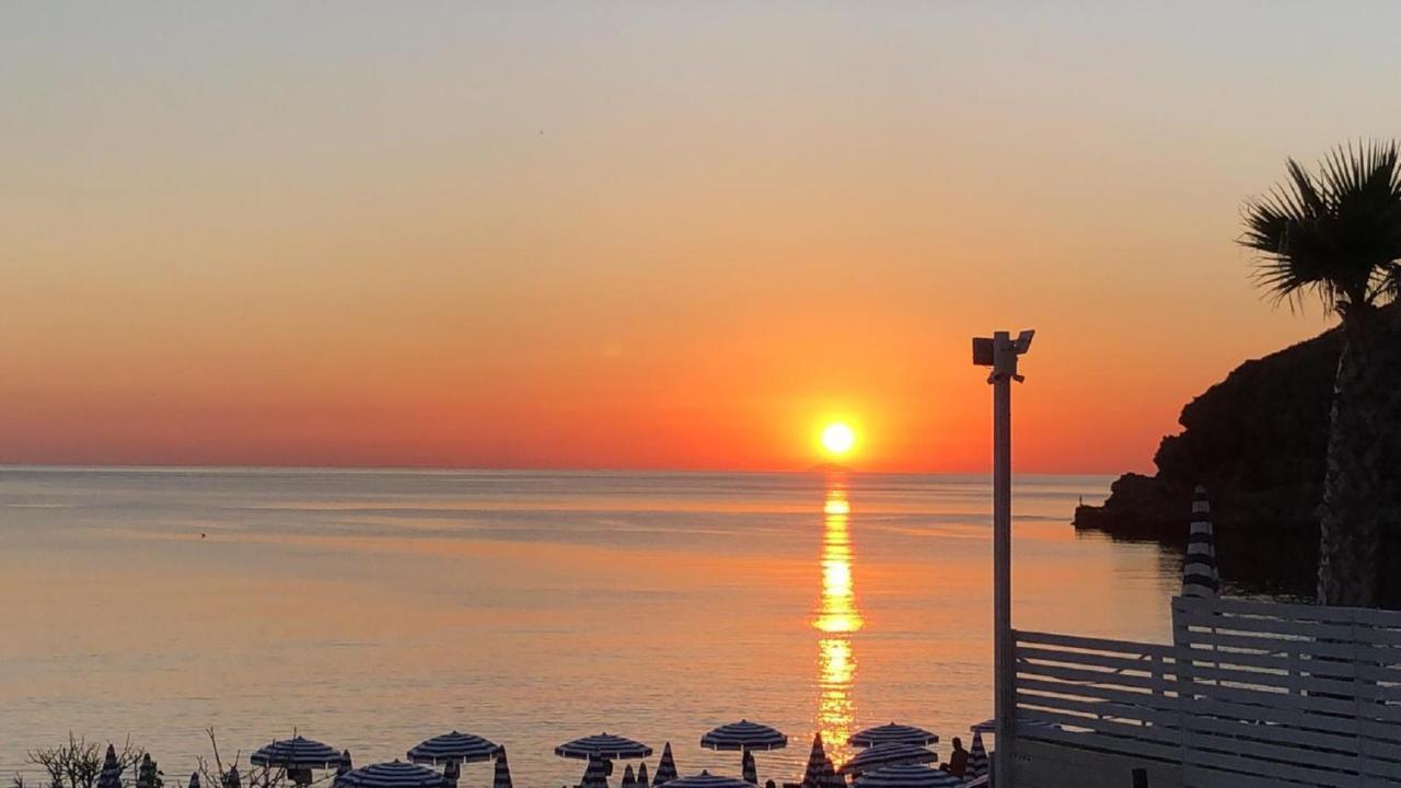 Toscana Charme Resort Tirrenia Exterior foto Sunset at the beach