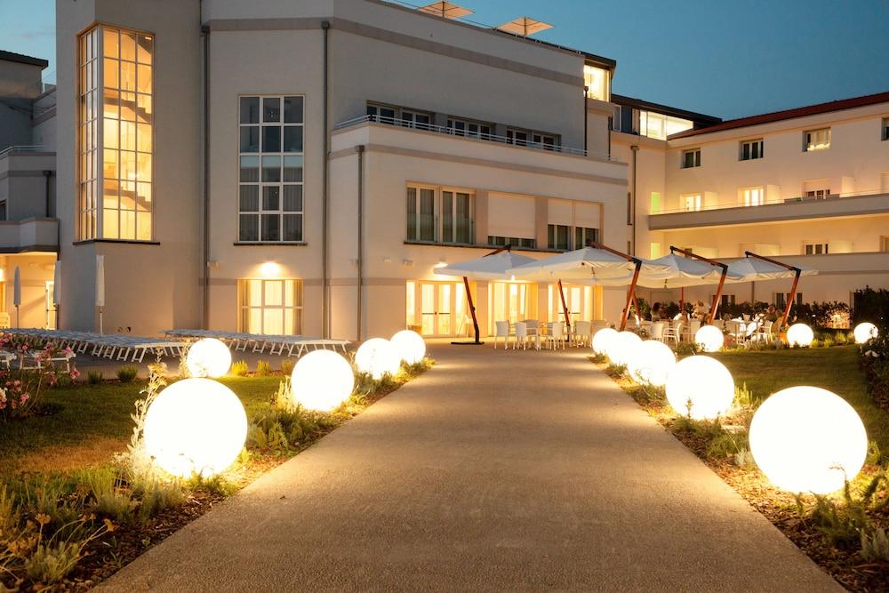 Toscana Charme Resort Tirrenia Exterior foto The hotel at night