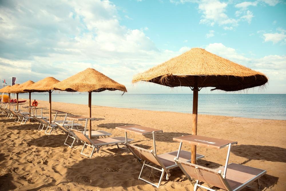 Toscana Charme Resort Tirrenia Exterior foto Beach in Calpe