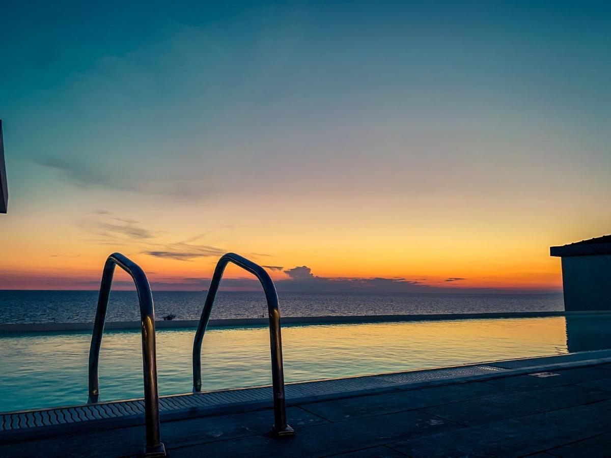 Toscana Charme Resort Tirrenia Exterior foto Sunset at the pool