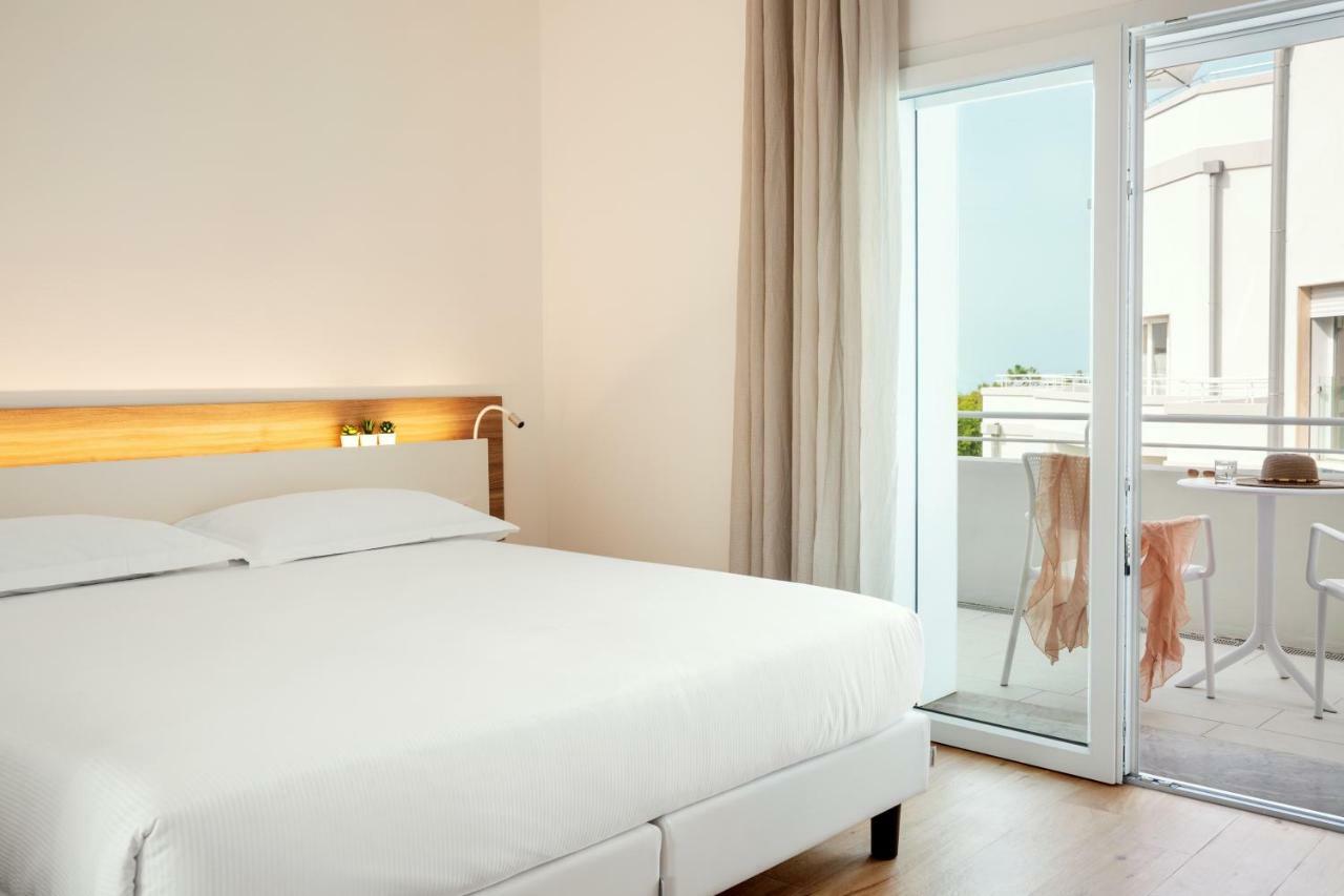 Toscana Charme Resort Tirrenia Exterior foto A room at the hotel